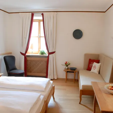 Gutshofhotel Winkler Braeu Otel