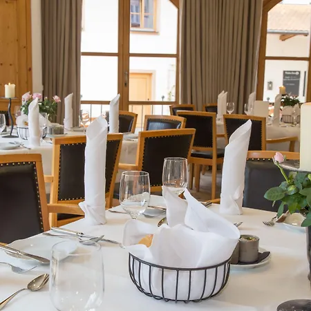 Otel Gutshofhotel Winkler Braeu Lengenfeld (Bavaria)