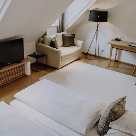 Gutshofhotel Winkler Braeu Otel